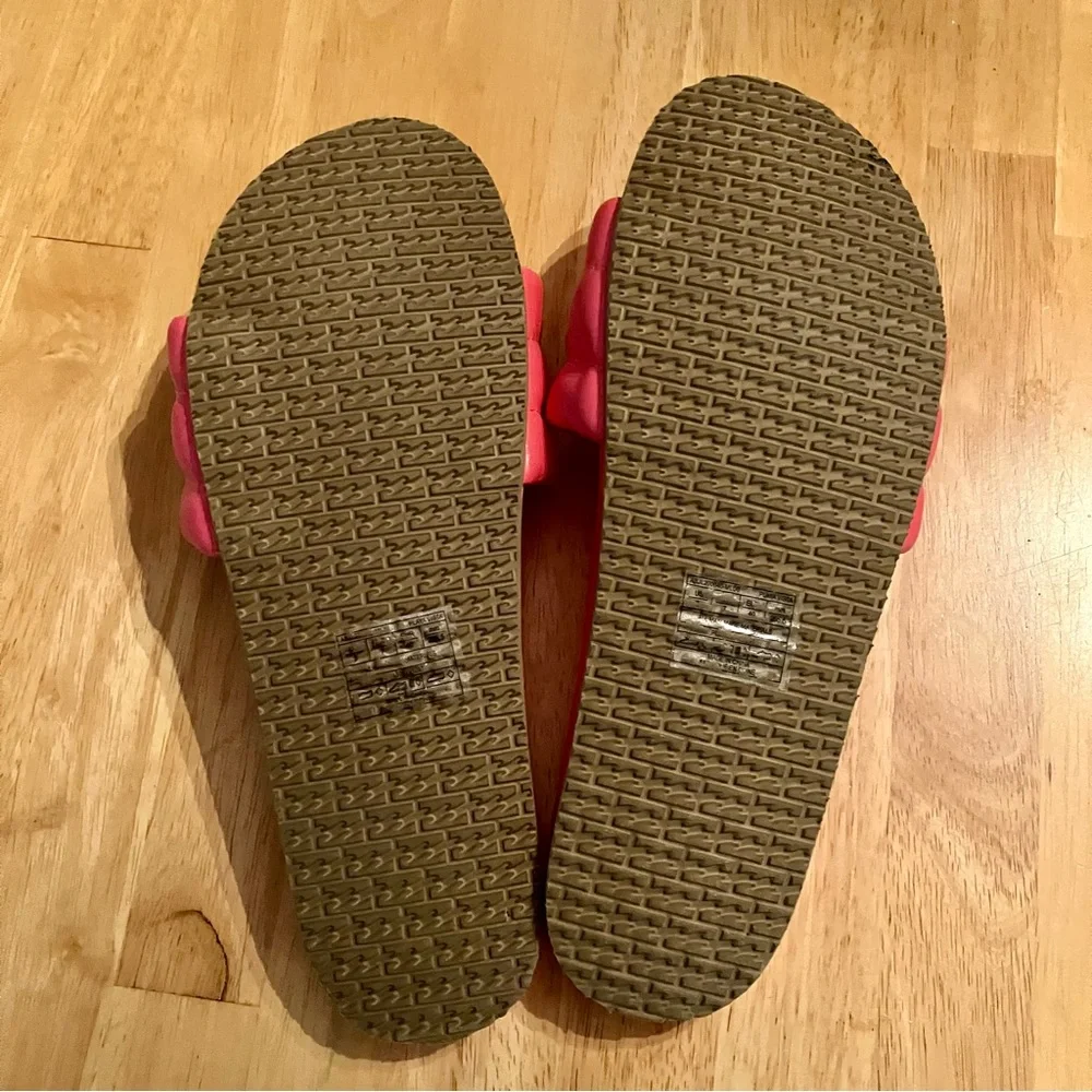 NWT Woman’s US size 9 Billabong Coral Slide Sandals.